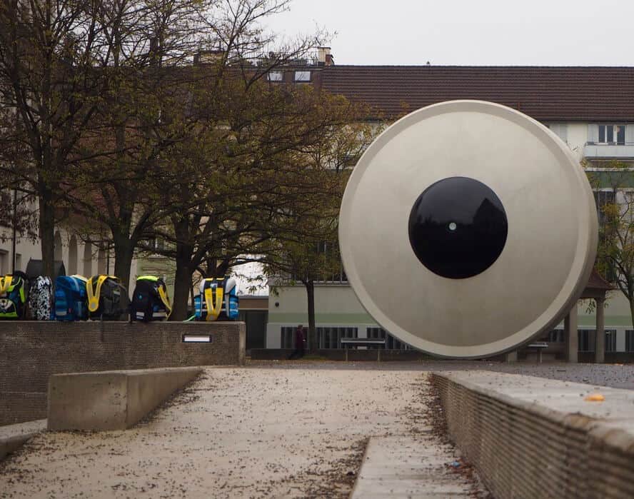 Drehbare Betonskulptur mit Camera Obscura
