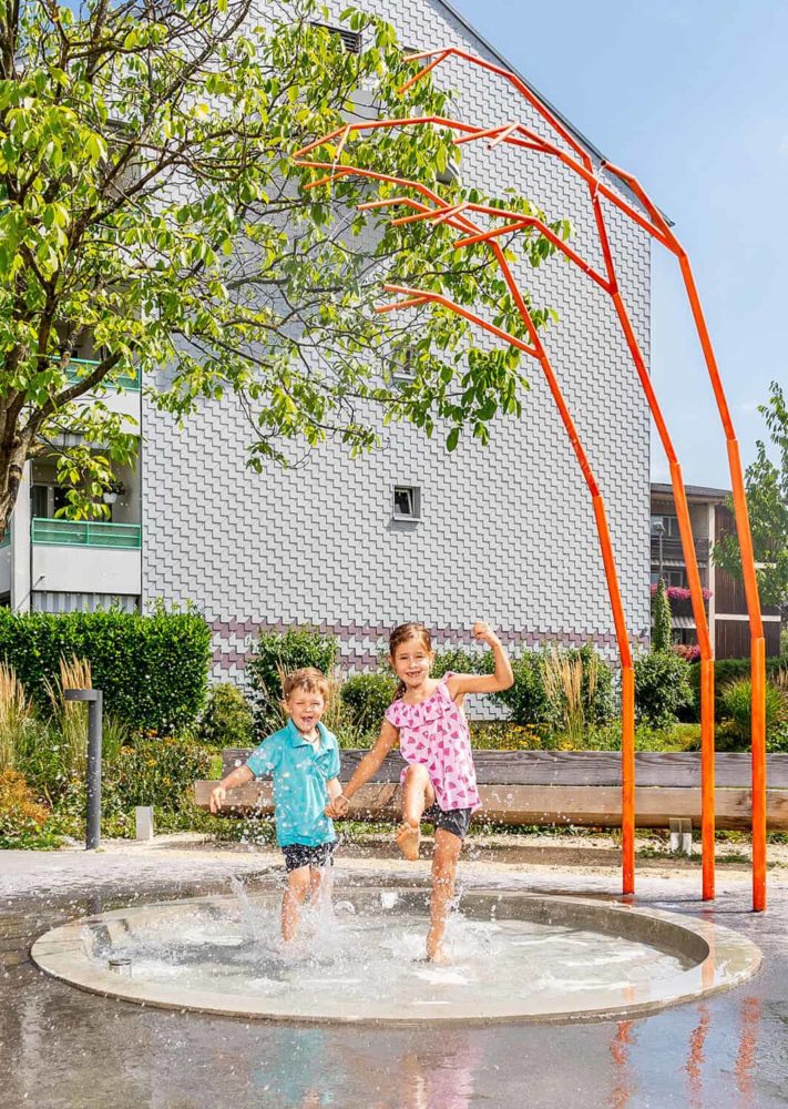 Kunstbrunnen aus Beton mit Tierfiguren