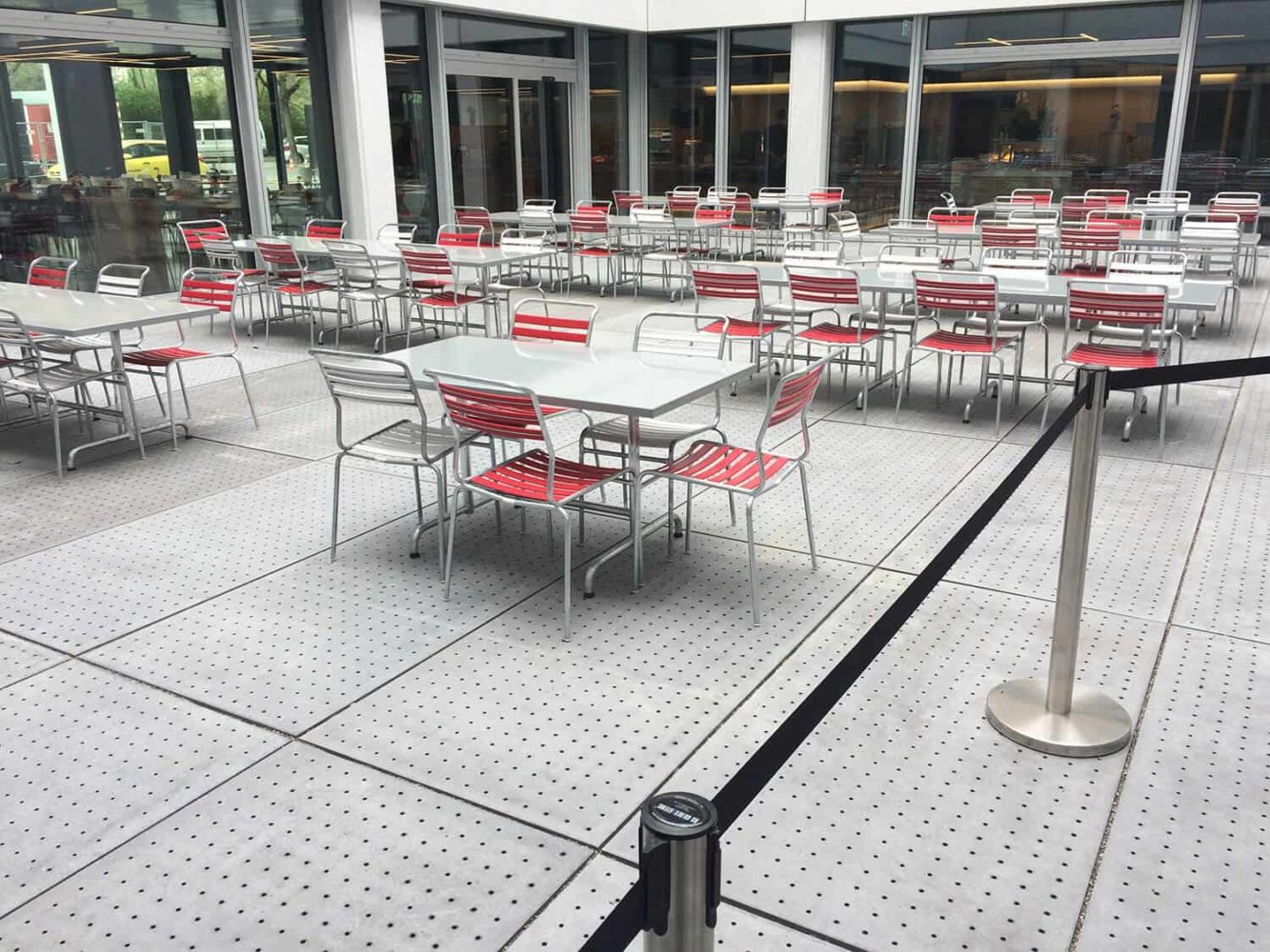 Grossformatige, gelochte Bodenplatten - vetschpartner Landschaftsarchitekten Zürich