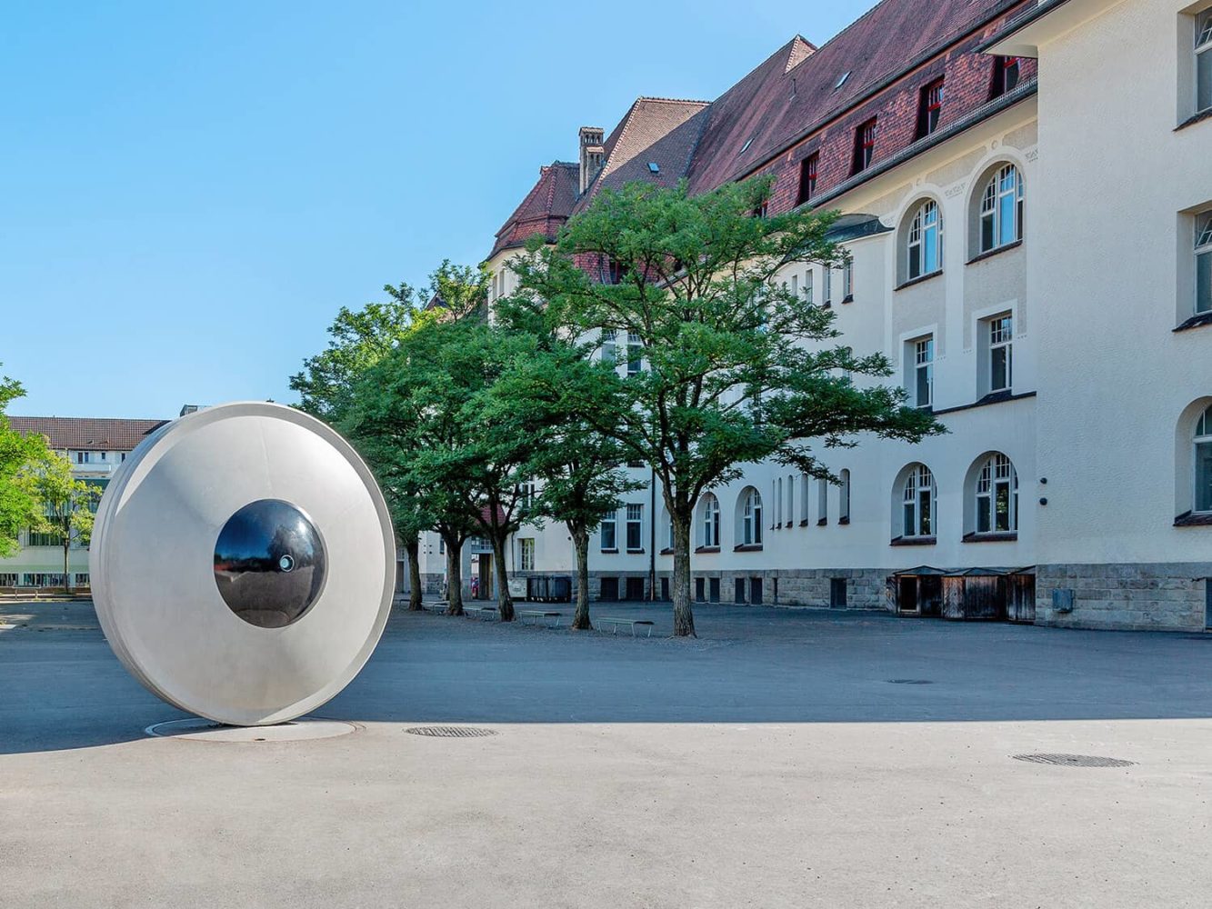 Drehbare Betonskulptur mit Camera Obscura
