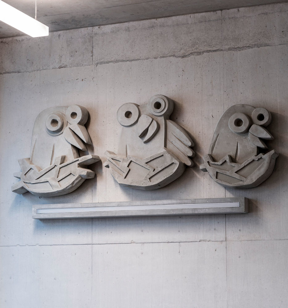 Wandkunst Figuren aus Beton Schulhaus Schütze, Zürich