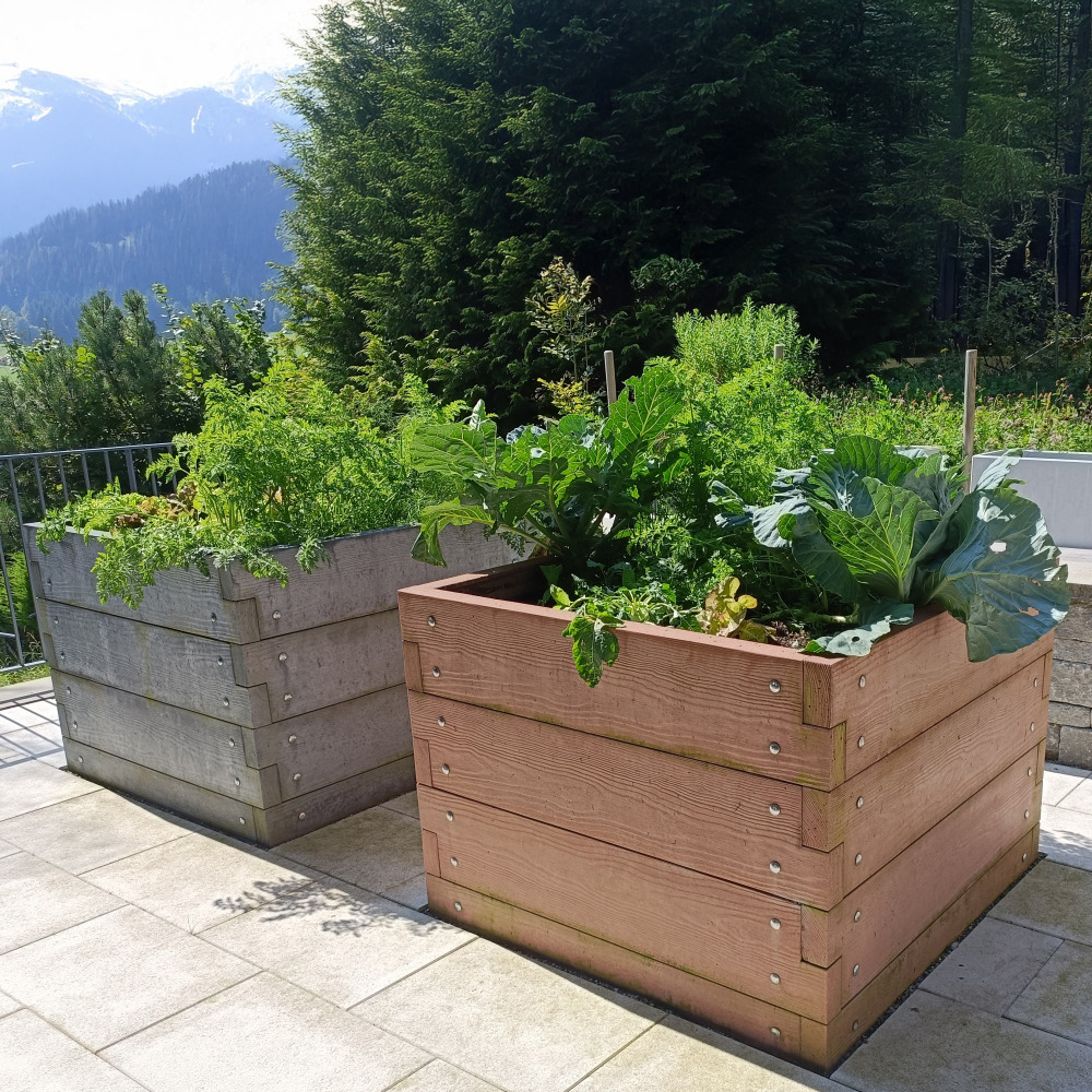 Hochbeet mit Holzstruktur