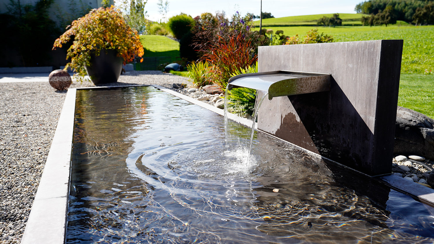 Brunnen inklusive Wasserfallstele