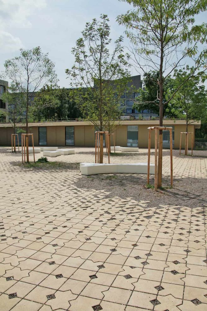 Betonsteine Spezialanfertigung mit Muster und Baumaussparung