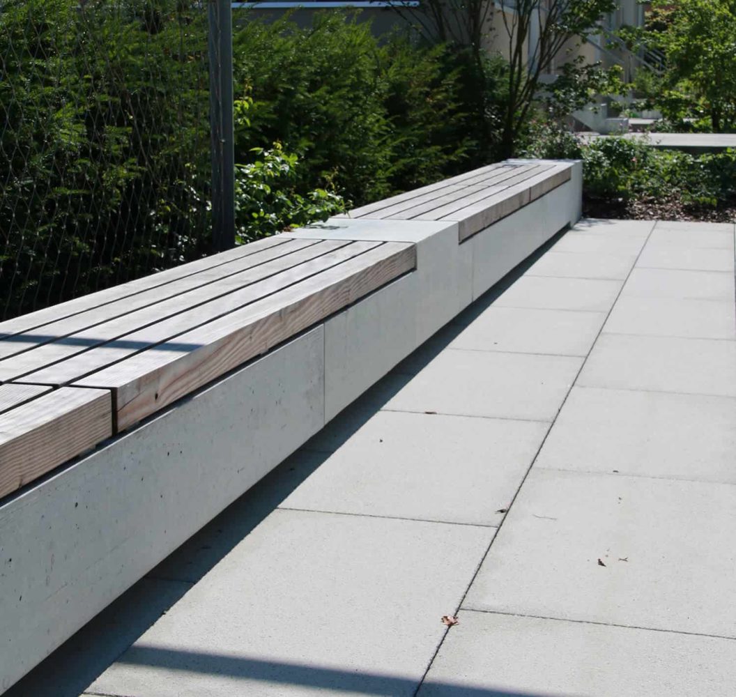 Sitzbänke, Wohnüberbauung Centrum, Oetwil am See ZH