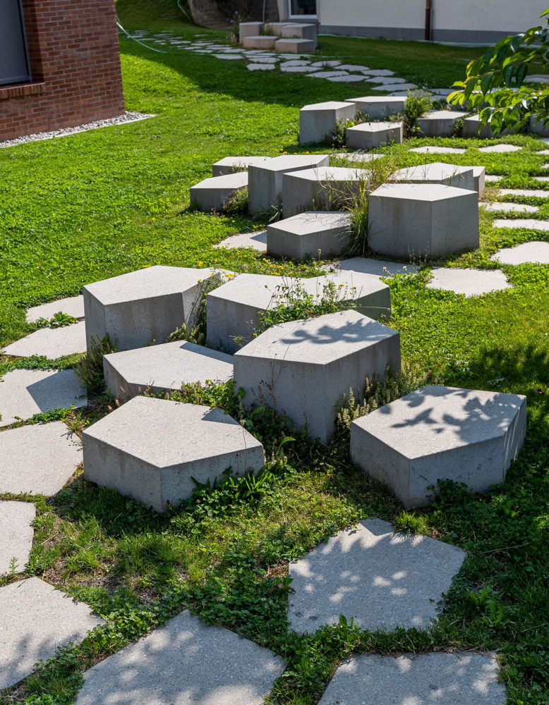 Mosaikhocker aus Beton verschiedene Höhen