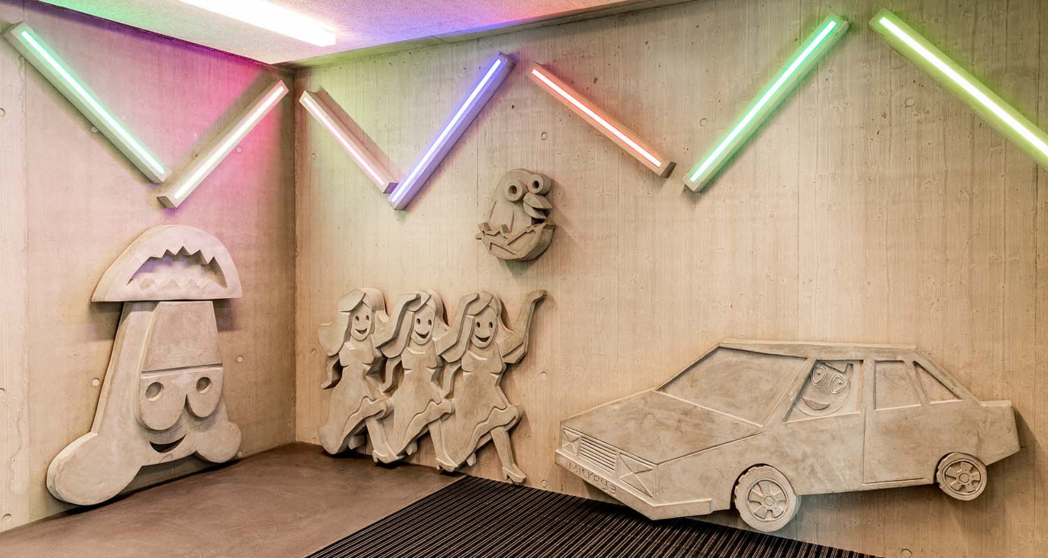 Wandkunst Figuren aus Beton Schulhaus Schütze, Zürich