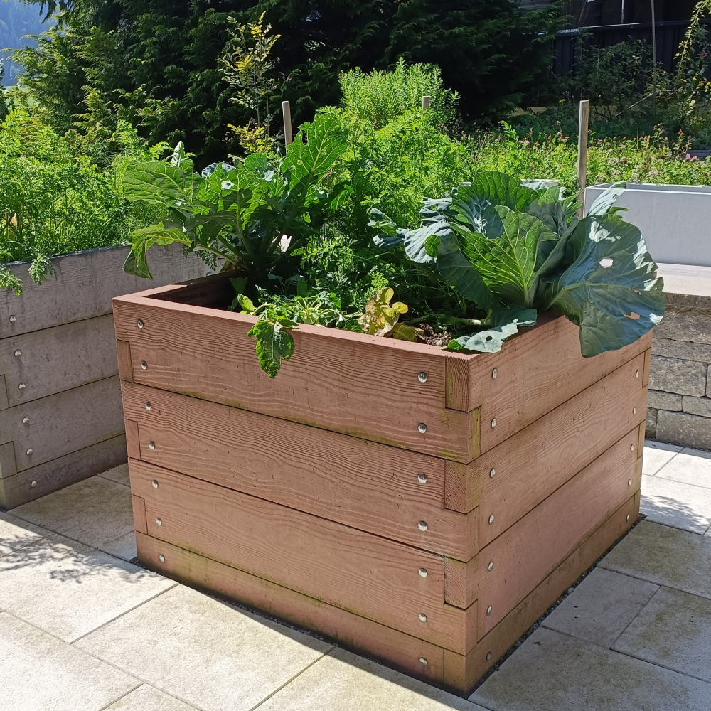 Hochbeet mit Holzstruktur