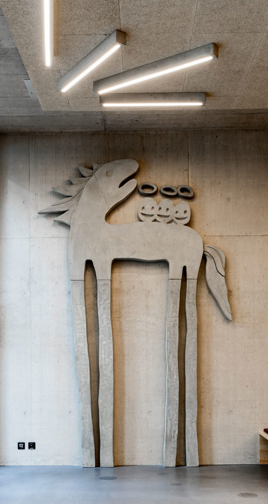 Wandkunst Figuren aus Beton Schulhaus Schütze, Zürich