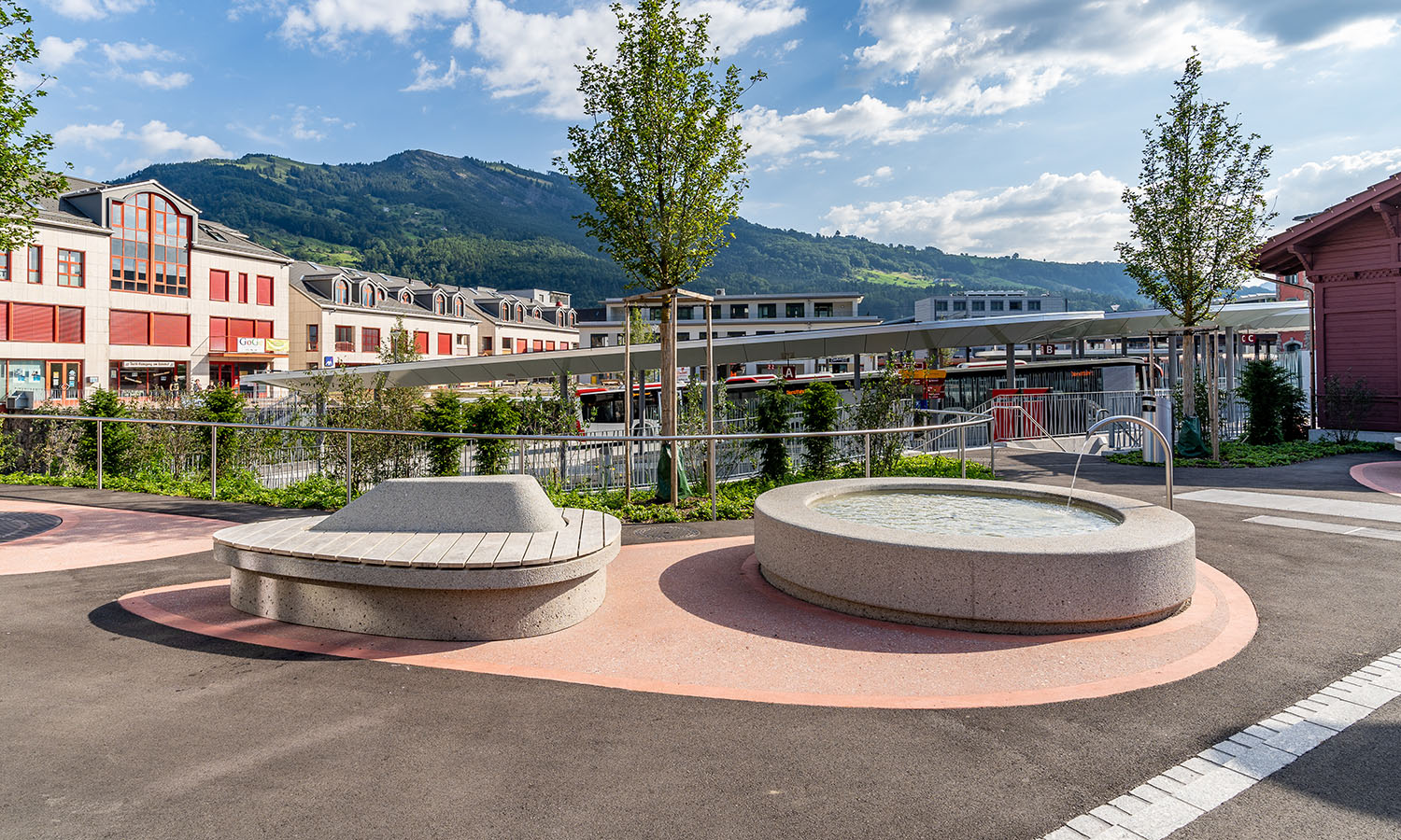 Brunnentrog und Sitzbankelement rund