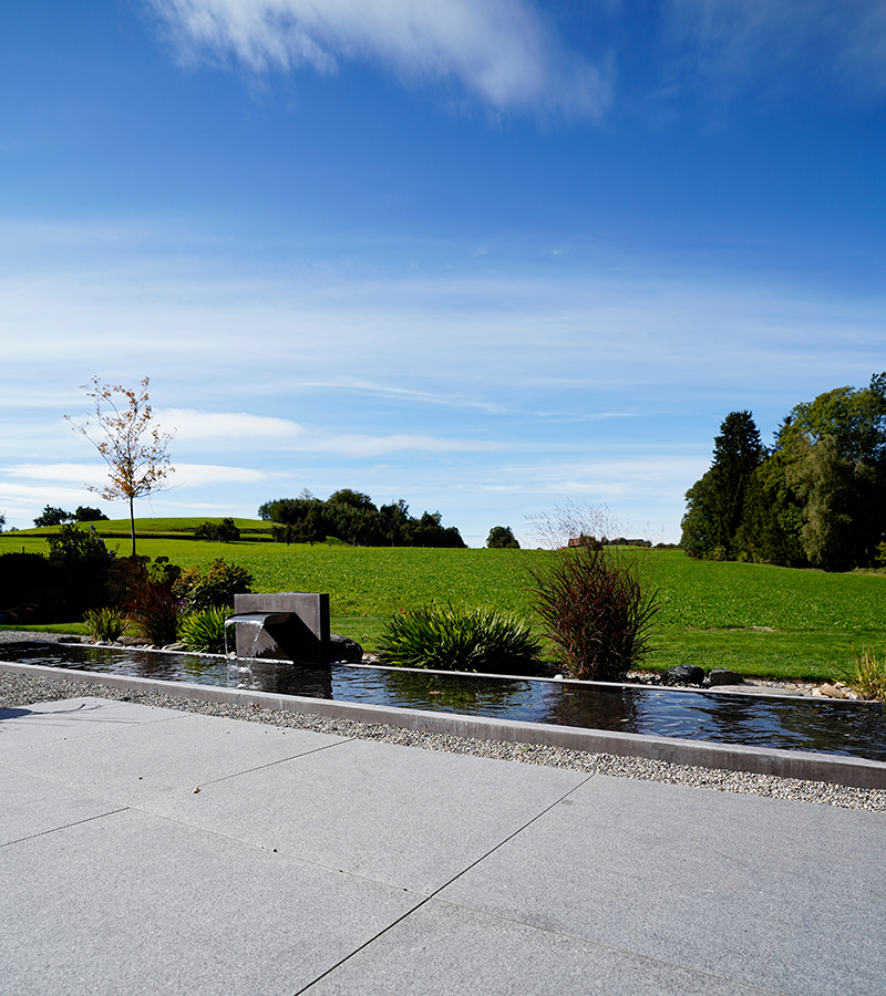 Brunnen inklusive Wasserfallstele