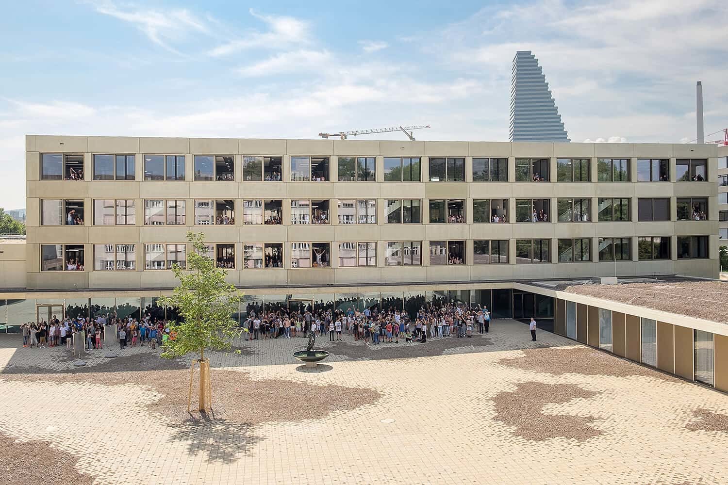 Schulhausvorplatz mit gelben Betonsteinen