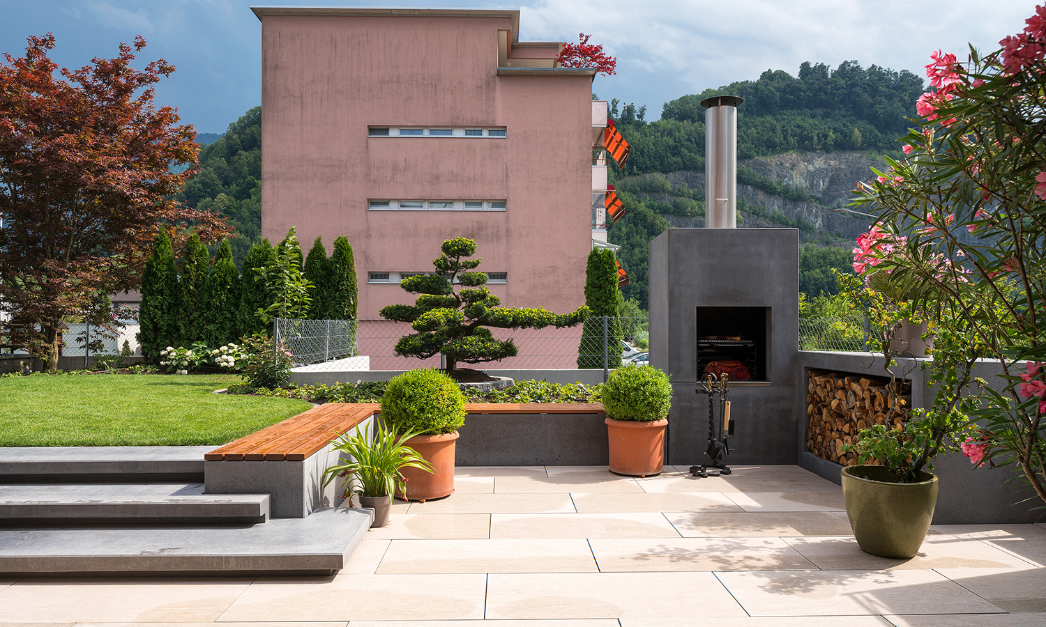 Outdoorküche mit Sitzgelegenheit aus Beton