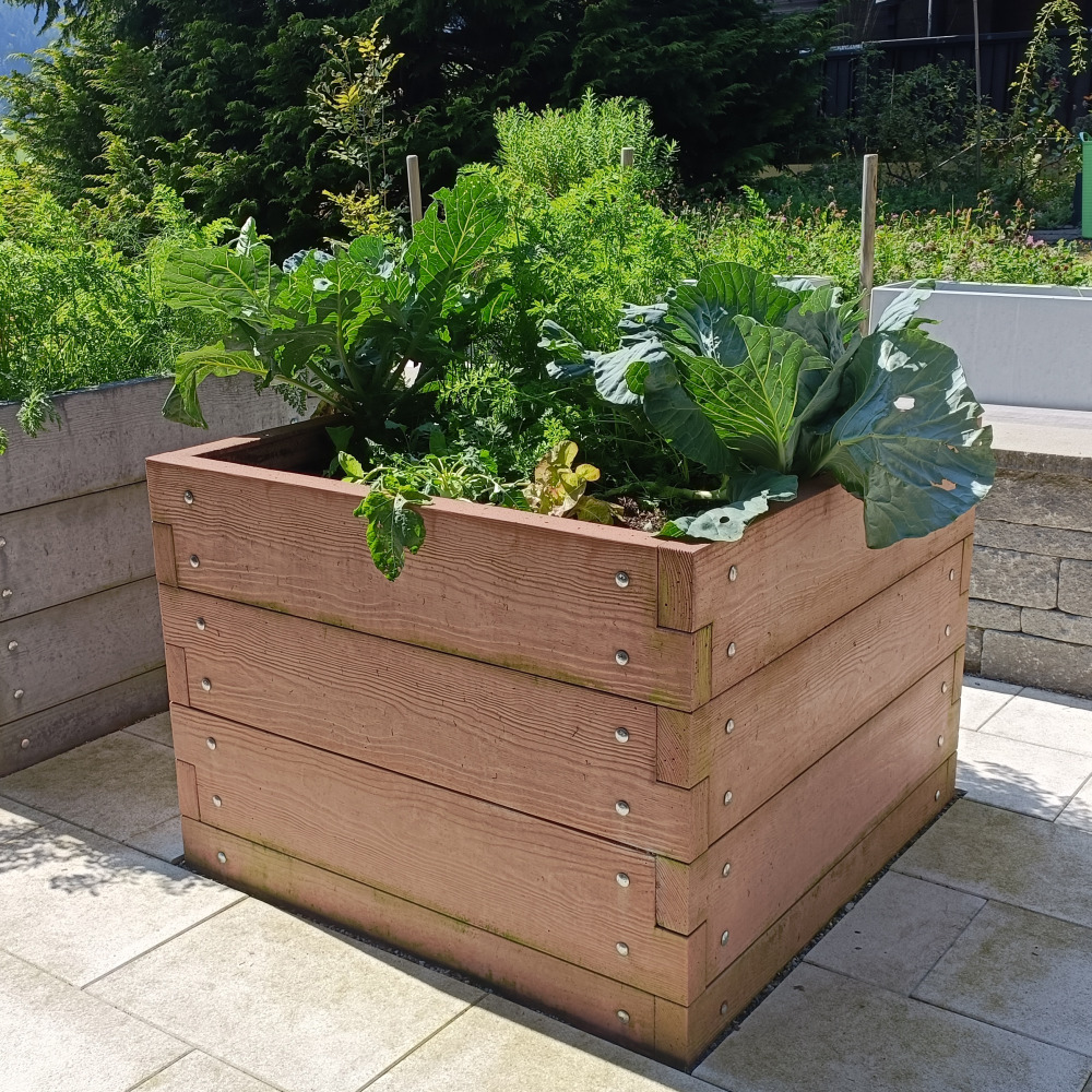 Hochbeet mit Holzstruktur