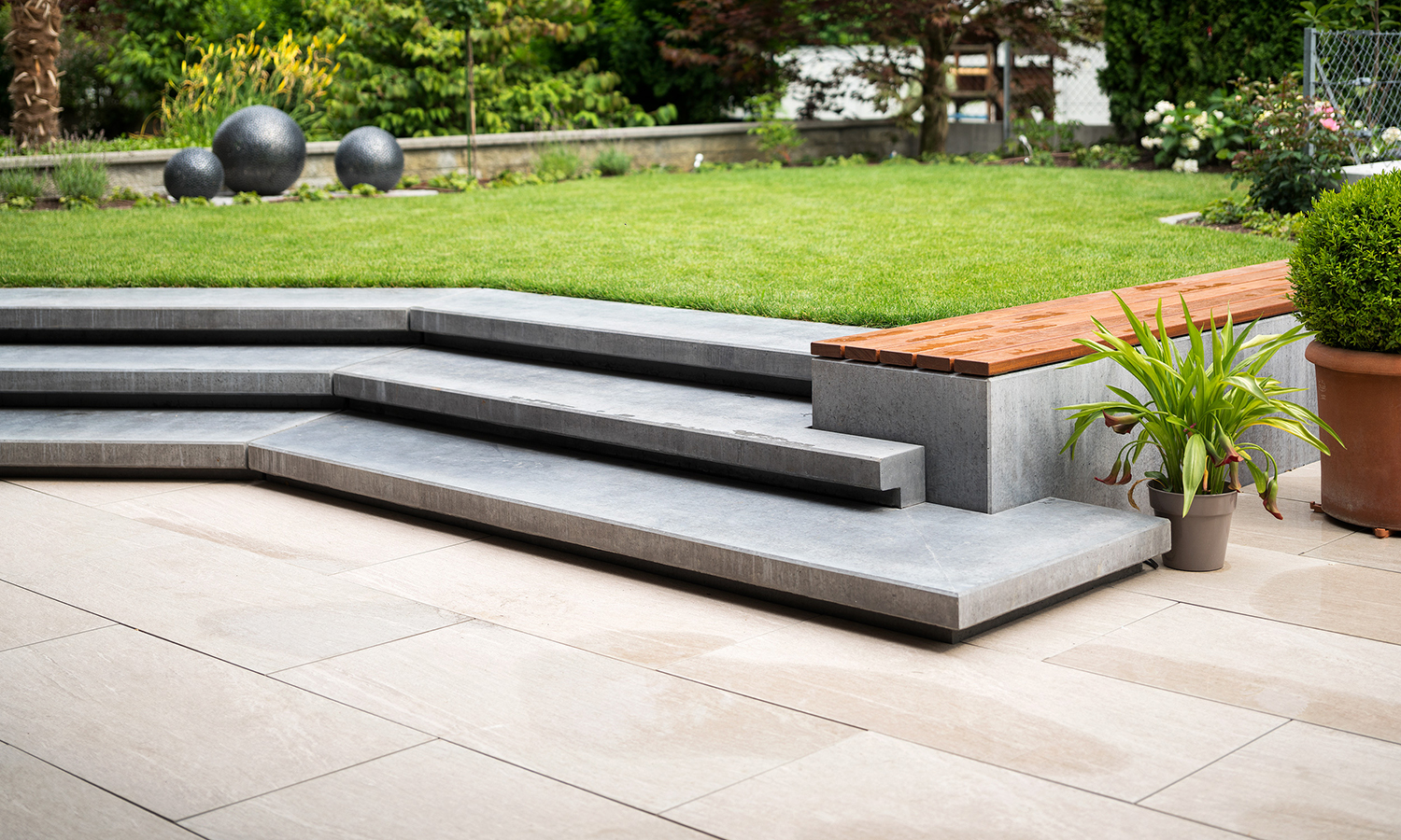 Betonblockstufen mit überstehender Trittfläche