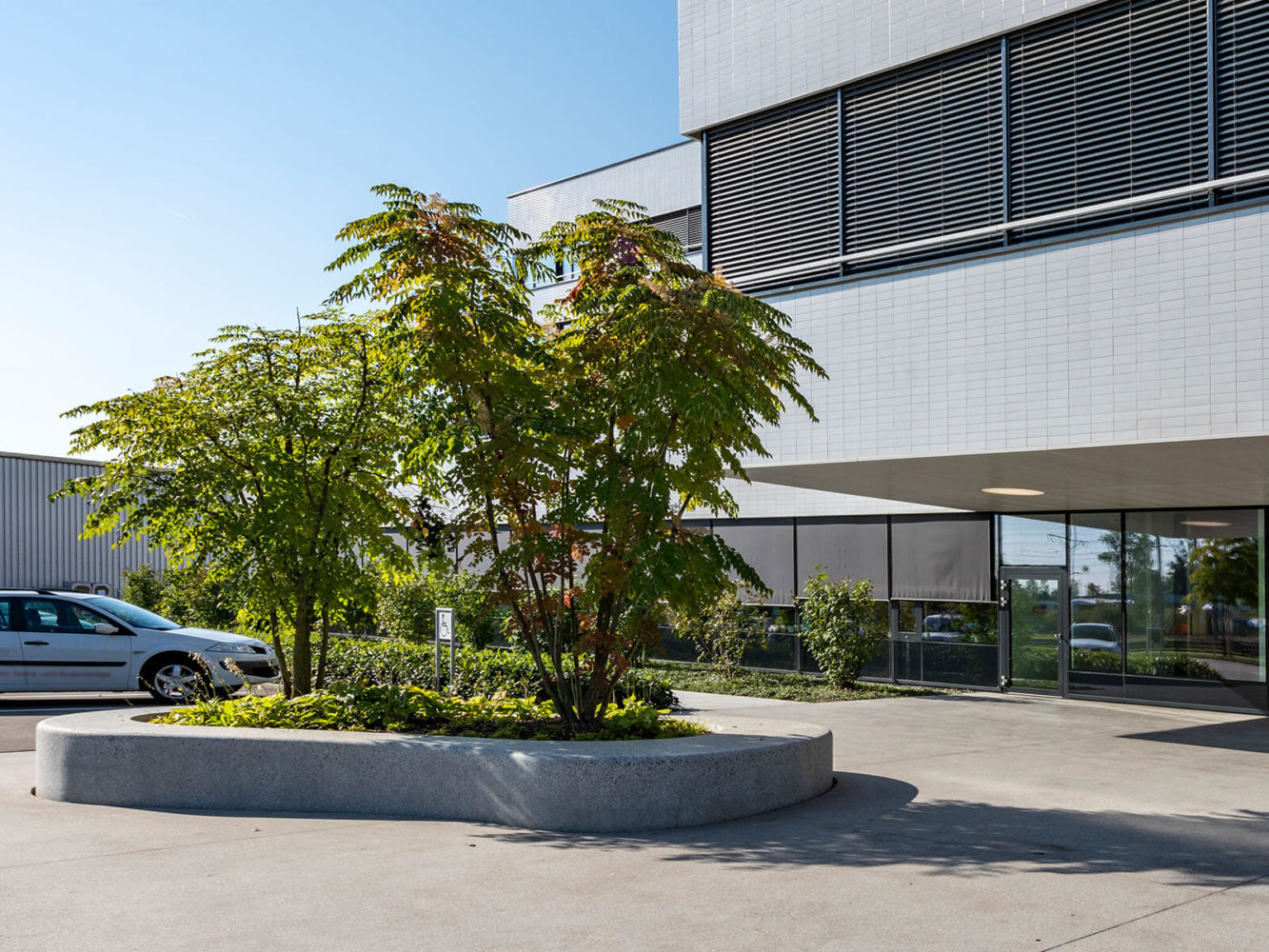 Bauminsel Beton vor Gebäude SABAG Ausstellung Rothenburg 