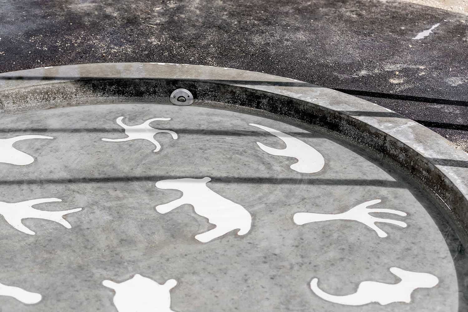 Kunstbrunnen aus Beton mit Tierfiguren