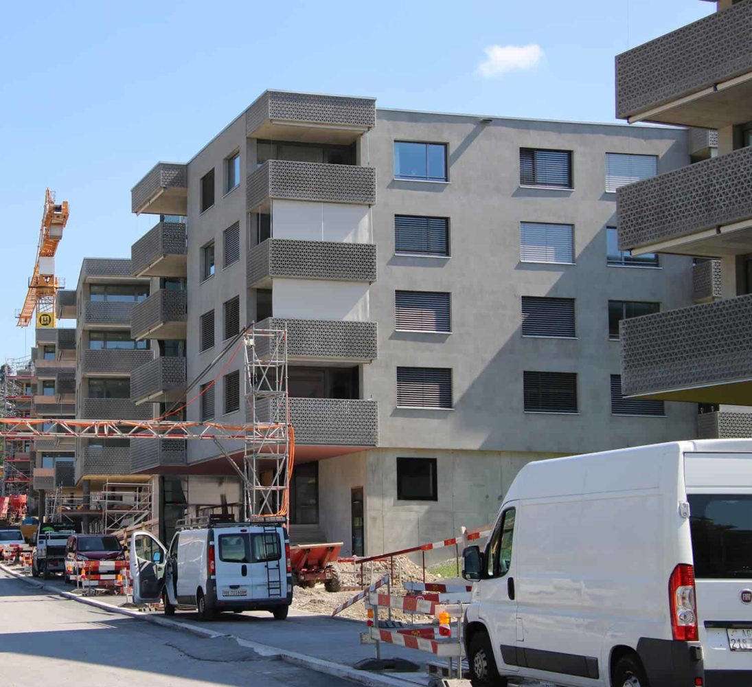 Balkonbrüstungen mit Wabenstruktur