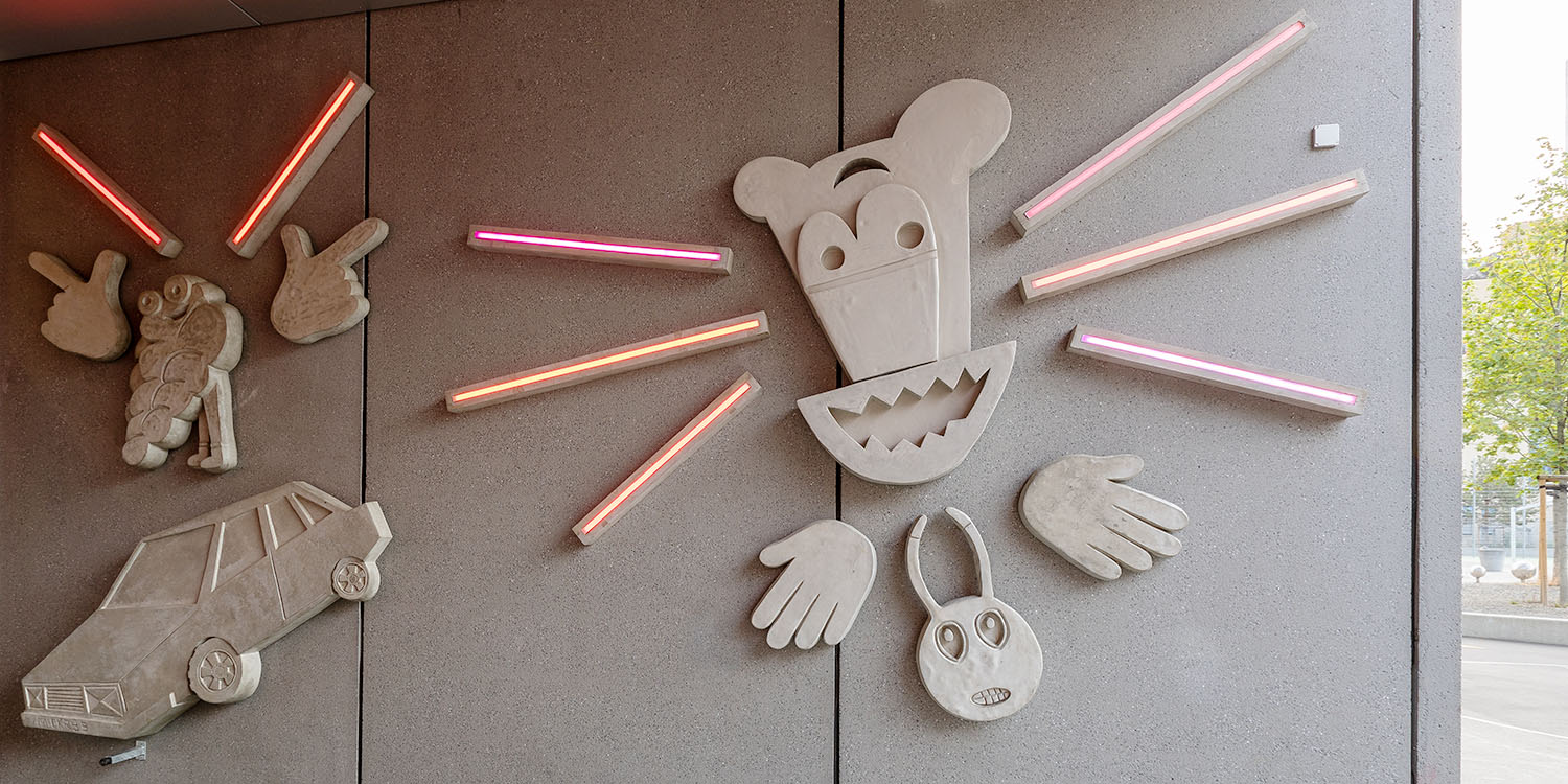 Wandkunst Figuren aus Beton Schulhaus Schütze, Zürich