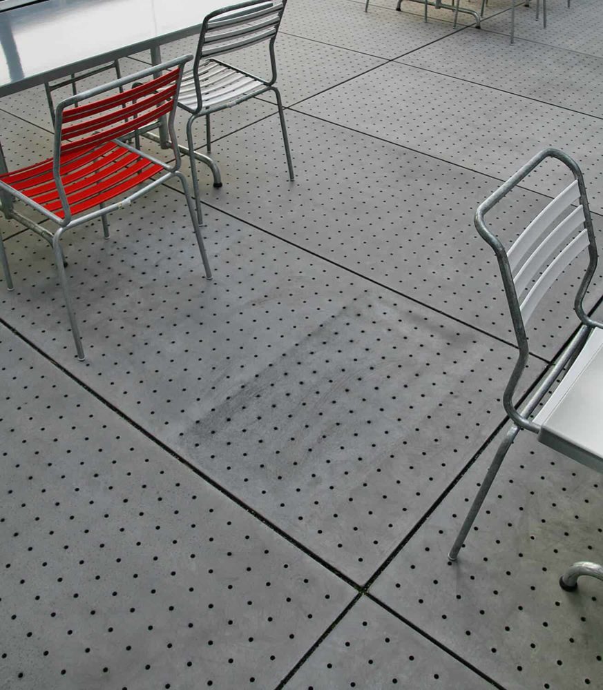 Grossformatige, gelochte Bodenplatten - vetschpartner Landschaftsarchitekten Zürich