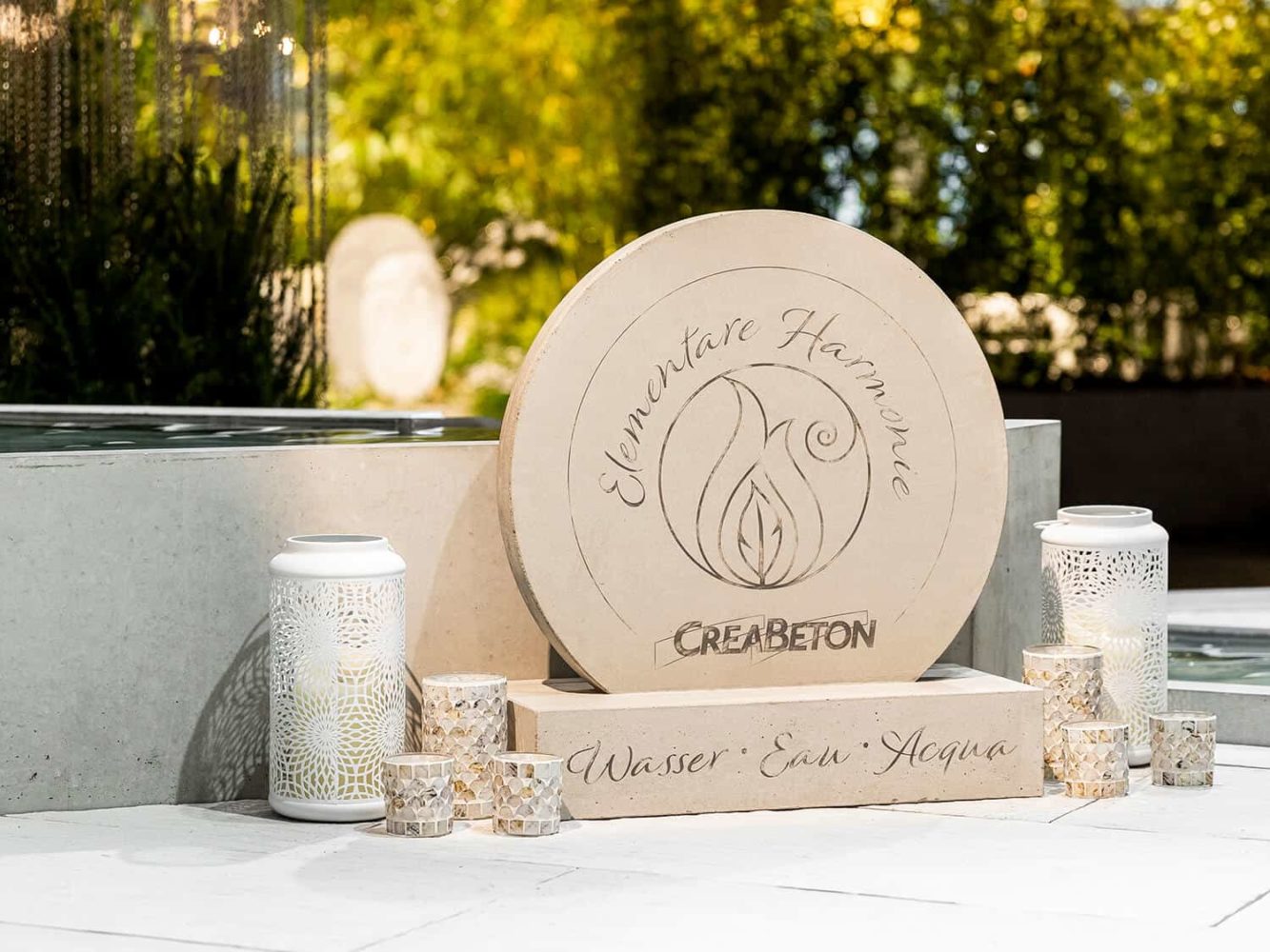 Rundelement aus Beton mit Beschriftung