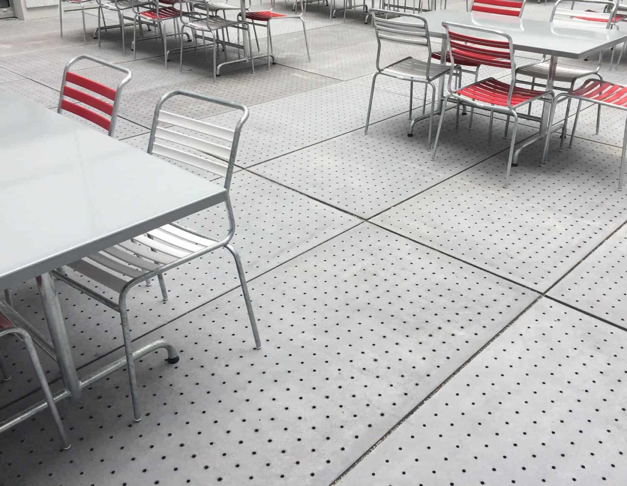 Grossformatige, gelochte Bodenplatten - vetschpartner Landschaftsarchitekten Zürich